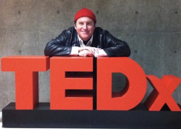 TEDxで講演するガイ
